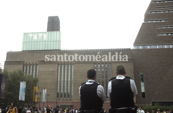 Londres: Un adolescente arrojó al vacío a un niño de 6 años desde el décimo piso del museo Tate Modern 