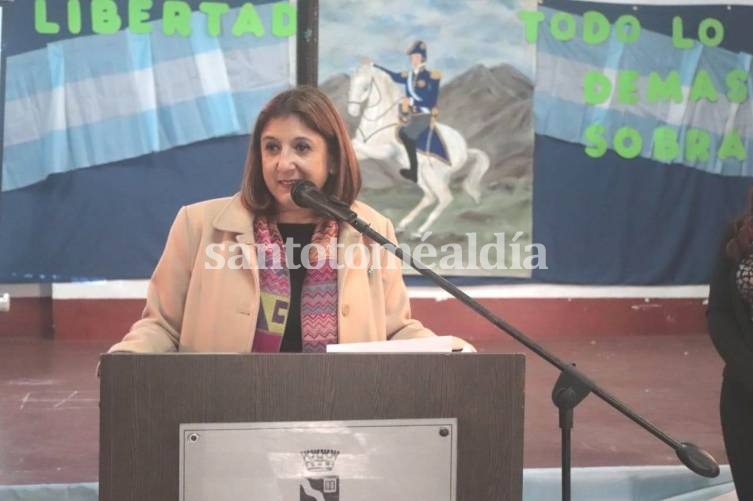 Daniela Qüesta encabezó el acto. (Foto: Municipalidad de Santo Tomé)