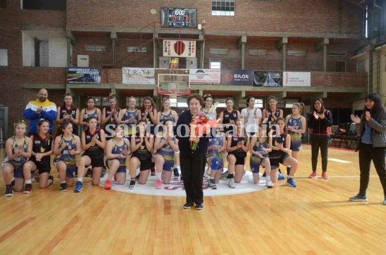 Alicia Goncebat fue homenajeada por su incansable labor en el desarrollo del básquetbol femenino en la región. (Foto: Asociación Paranaense de Básquetbol)