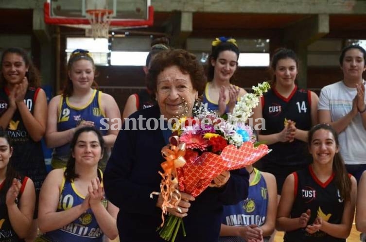 Alicia Goncebat fue homenajeada por su incansable labor en el desarrollo del básquetbol femenino en la región. (Foto: Asociación Paranaense de Básquetbol)