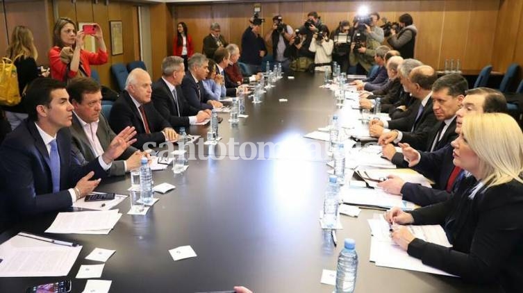 	  Lifschitz participó de la reunión de gobernadores y rechazó “la quita de recursos a las provincias”