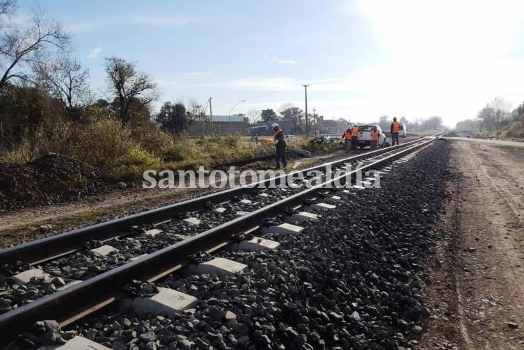 Trabajan en la nivelación de las vías del ferrocarril