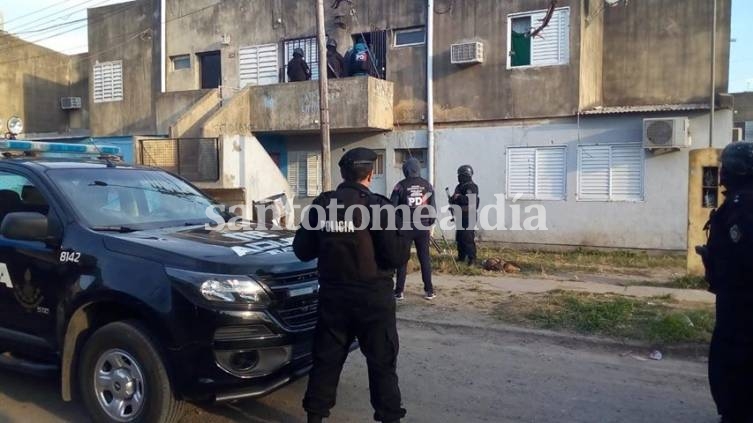 El allanamiento contó con la participación de gran cantidad de efectivos policiales. (Foto: gentileza)