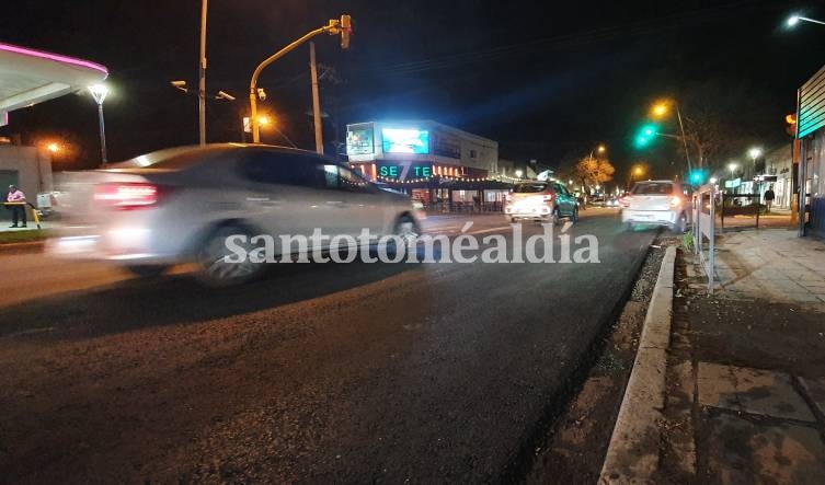 El carril norte de 7 de Marzo al 1400 fue repavimentado casi por completo. (Foto: santotomealdia)