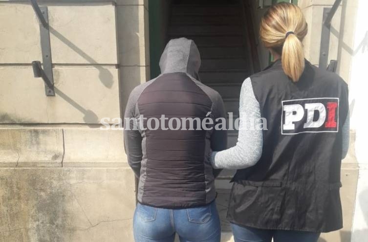 Fue a la Comisaría 12 a visitar a su novio preso  y terminó detenida