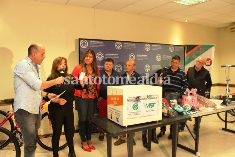 El sorteo se realizó en la sede del Centro Comercial. (Foto: Municipalidad de Santo Tomé)