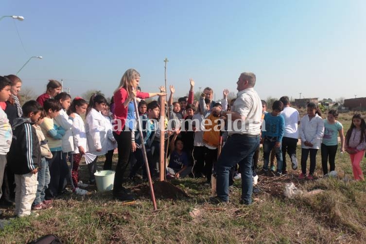 Alumnos, docentes y personal del Municipio, plantaron un árbol. (Foto: Municipalidad de Santo Tomé)