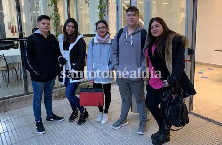 Joaquín Márquez, Nuria Gómez, Sofía Valenzuela, Agustín Sencar y la profesora Joana Ríos. (Foto: Gentileza)