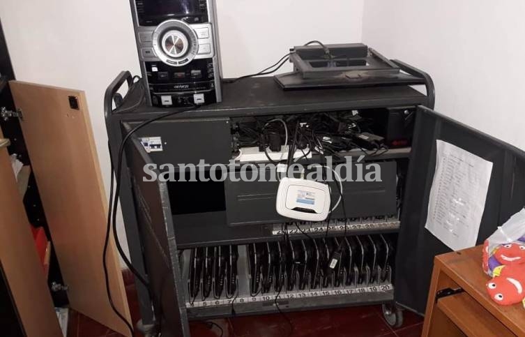 Además de dañar el gabinete digital de la escuela, se llevaron costosos elementos. (Foto: Gentileza)