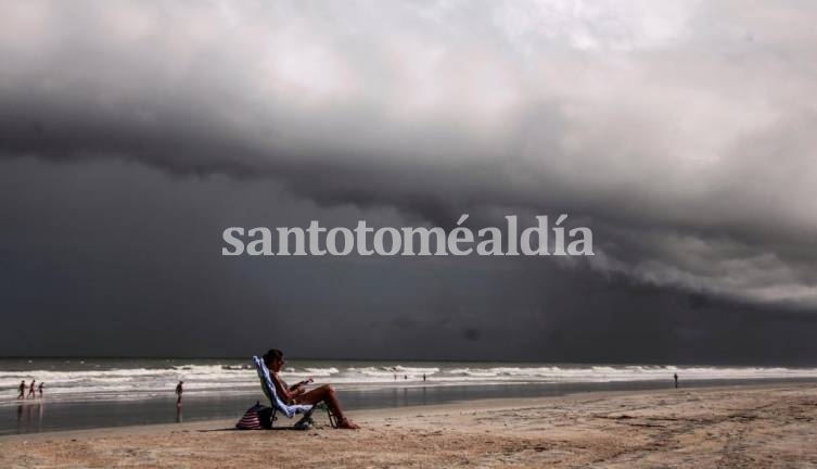 El huracán Dorian se acerca lentamente a Florida, ahora en categoría 3