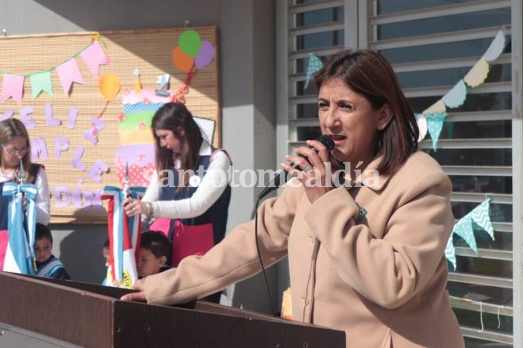 La intendenta Daniela Qüesta, durante el acto. (Foto: Municipalidad de Santo Tomé)