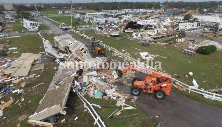 Cientos de casas quedaron destrozadas en Carolina del Norte por el huracán. (Foto: AP)