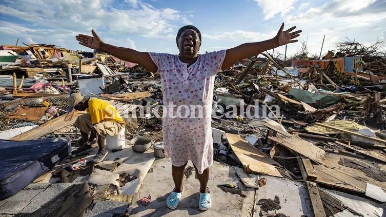  Aliana Alexis, de Haití, sobre la losa de concreto de lo que queda de su hogar, después de la destrucción del huracán Dorian. (Foto: Vox)