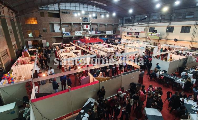 Vista panorámica de la exposición en el gimnasio Pay Zumé. (Foto: santotomealdia)