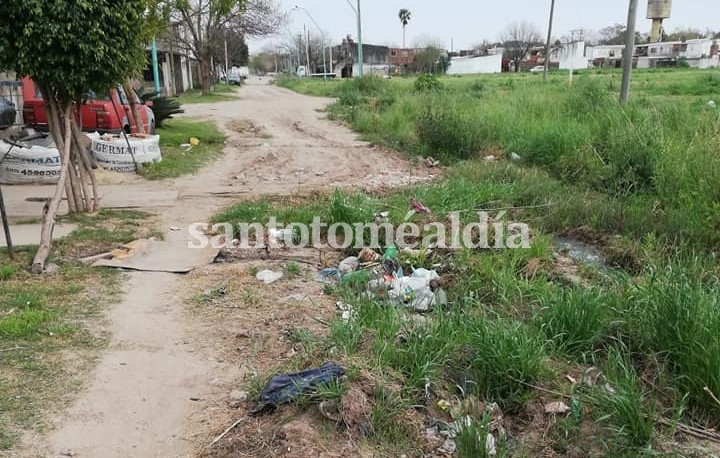 El tramo de calle Laprade, bloqueado por malezas y basura. (Foto: Gentileza)