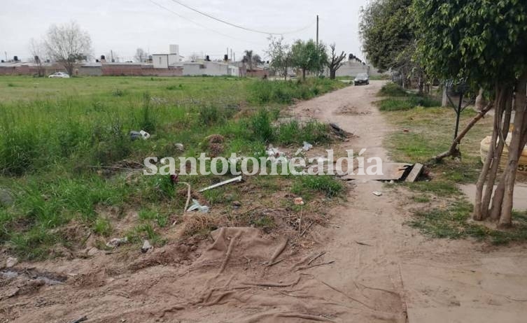 El Concejo pide al Municipio que limpie y reabra un tramo de Laprade