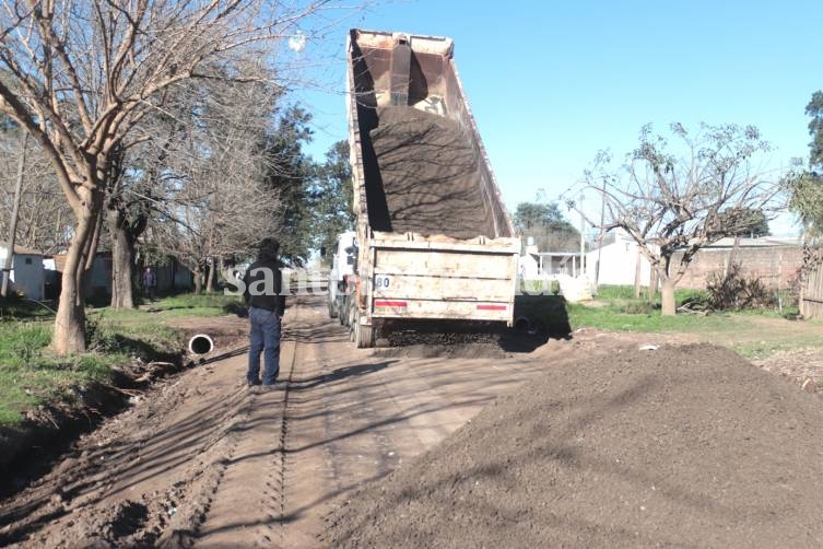 Los trabajos de mejorado pétreo se llevaron adelante en Adelina Centro. (Foto: Municipalidad de Santo Tomé)