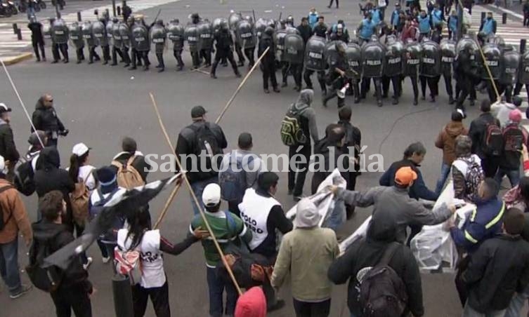 Las organizaciones sociales que protestan en 9 de julio, frente a frente con la policía. (Foto: Perfil)