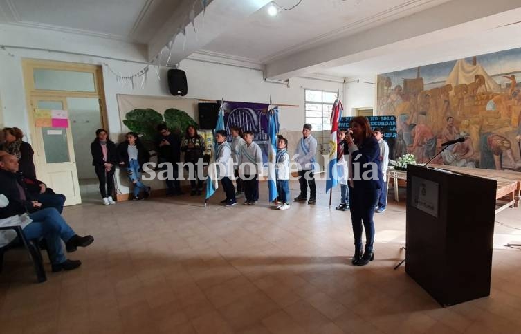 La intendente Daniela Qüesta encabezó el acto por el aniversario de la fundación jurídica de la ciudad en la escuela Simón de Iriondo. 