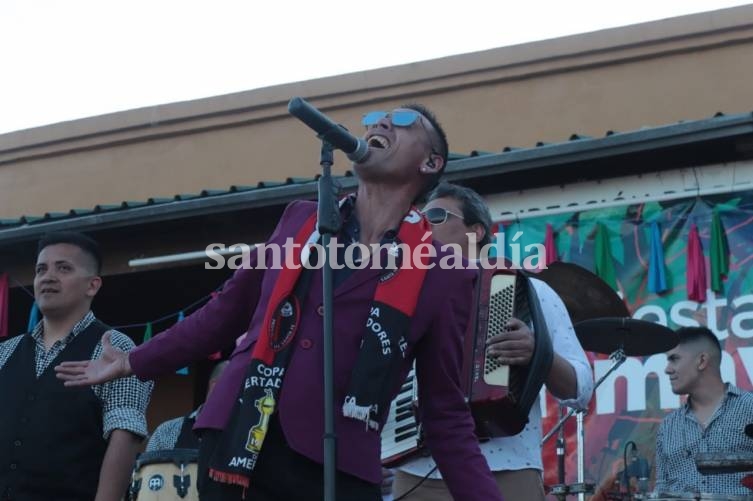 Juanjo Piedrabuena cerró la fiesta de la primavera ante una gran cantidad de público. (Foto: Gentileza Municipalidad de Santo Tomé)