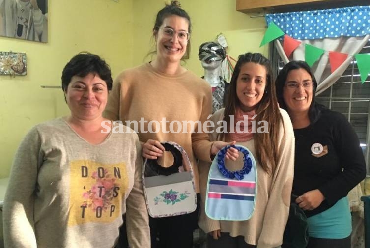 Florencia González, junto a alumnas del taller. (Foto: Prensa Florencia González)