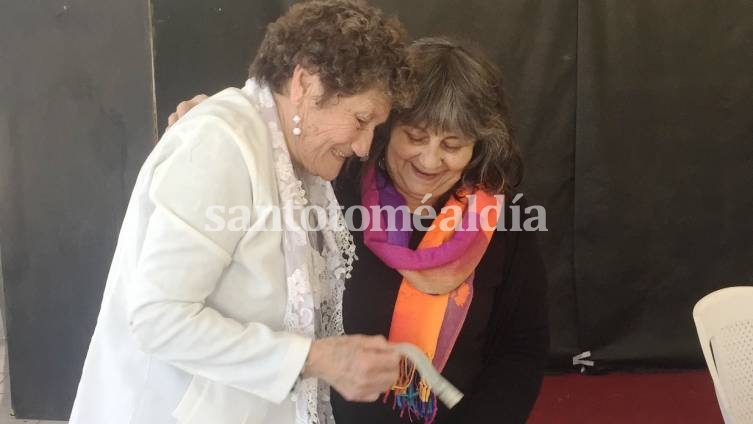 La directora de Cultura, Marta Erpen, encabezó la entrega de aportes. (Foto: Municipalidad de Santo Tomé)