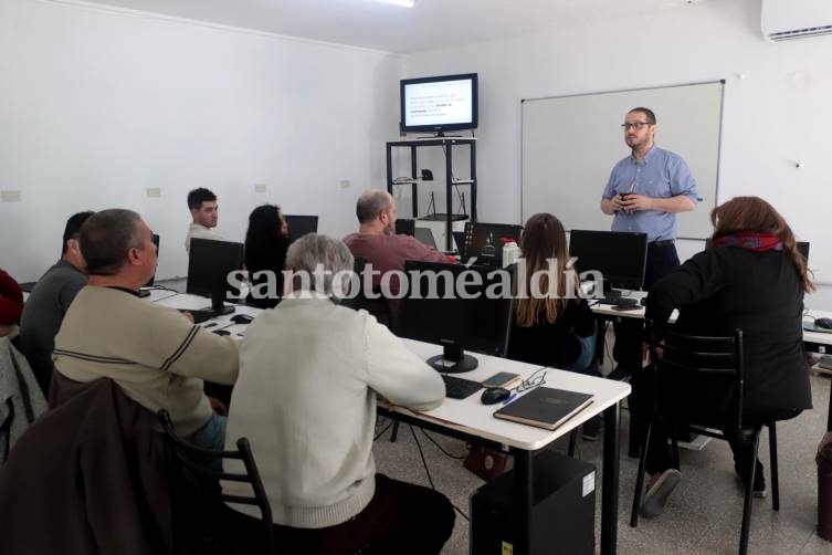 El Municipio y la UNL capacitan a pequeños emprendedores sobre uso de redes sociales. (Foto: Municipalidad de Santo Tomé)