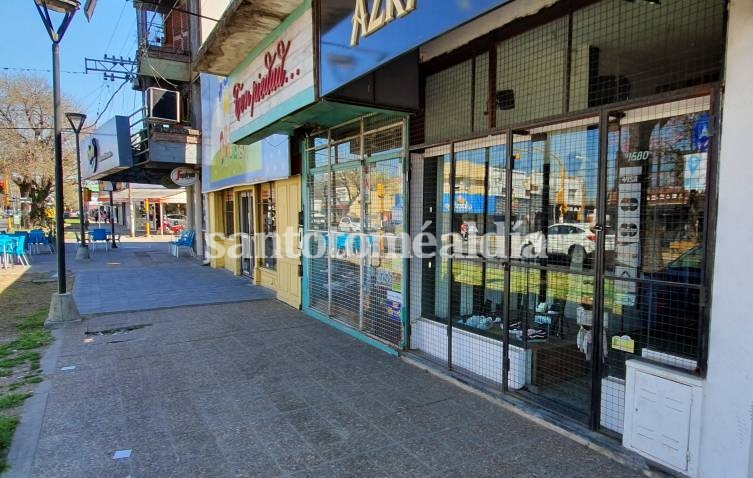 Tres locales de indumentaria cerrados, en calle 7 de marzo. (Foto: santotomealdia)