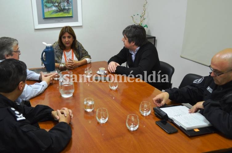 Qüesta se reunió con autoridades policiales de la Unidad Regional I. (Foto: Municipalidad de Santo Tomé)