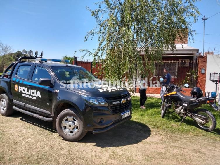 La policía, frente a la vivienda, luego del violento robo. (Foto: Aire de Santa Fe)