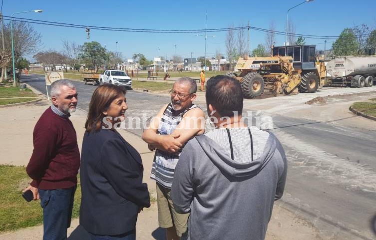 Qüesta recorrió la obra de pavimentación de barrio La Paz y dialogó con vecinos. (Foto: Municipalidad de Santo Tomé)