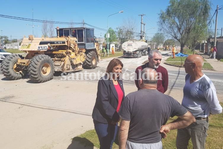 Qüesta recorrió la obra de pavimentación de barrio La Paz y dialogó con vecinos. (Foto: Municipalidad de Santo Tomé)