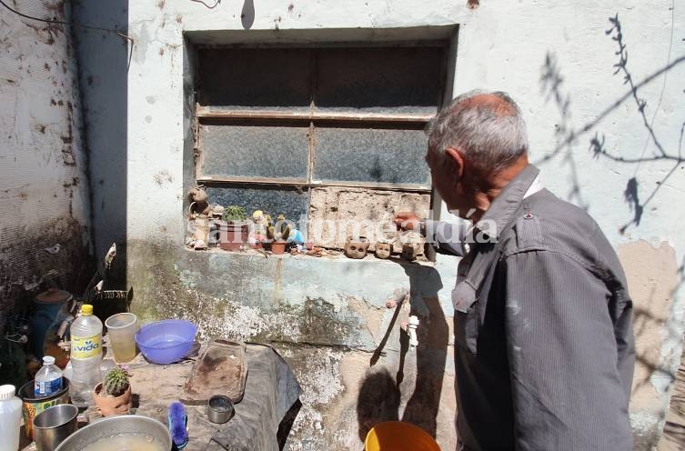 Luis Alberto muestra la ventana por donde ingresaron al interior de su casa. (Foto: santotomealdia)