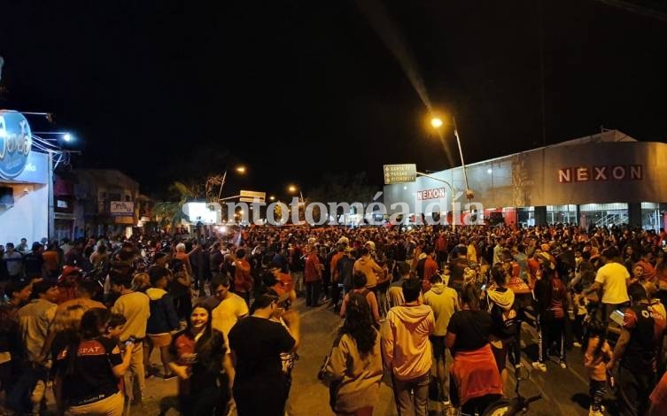 Una gran cantidad de gente se concentró en las cinco esquinas. (Foto: santotomealdia)