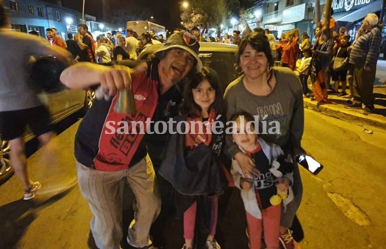 En familia, los sabaleros festejaron la clasificación. (Foto: santotomealdia)