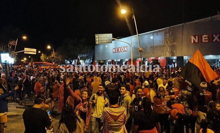 El centro la ciudad se tiñó de rojo y negro por la clasificación de Colón