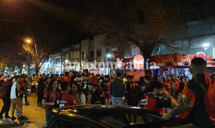 Colón clasificó a la final de la Sudamericana y sus hinchas lo festejaron. (Foto: santotomealdia)