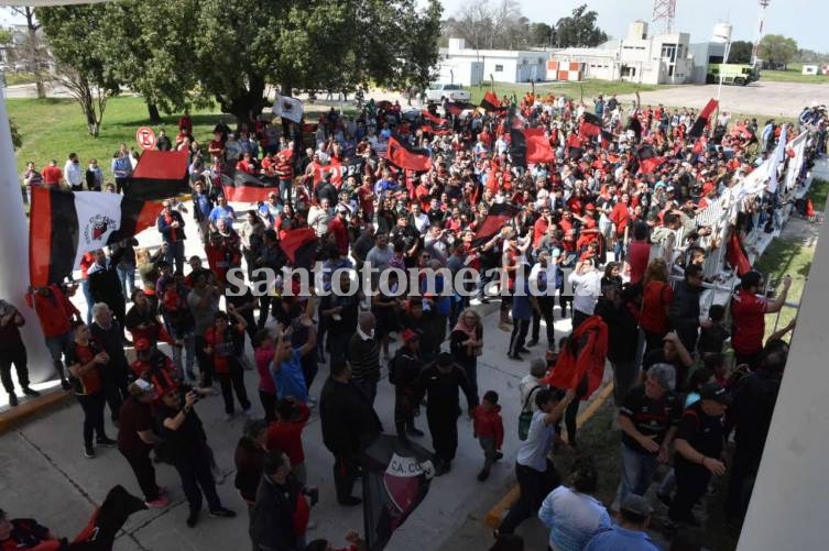 Desde temprano, hinchas de Colón se acercaron al aeropuerto a esperar al plantel. (Foto: Gentileza El Litoral)