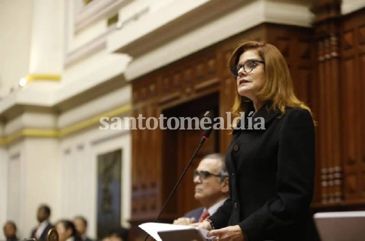 La vice presidente de Perú jura como presidente interina en el Congreso. (Foto: Congreso de Perú)