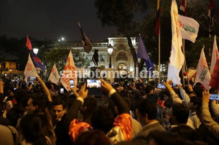 Simpatizantes de Martín Vizcarra manifiestan frente al Congreso en Lima. (Foto: Reuters)