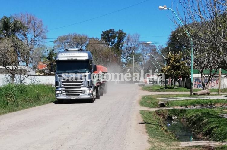 Un camión de gran porte circula por calles internas de Villa Luján. (Foto: Prensa Fernando Alí)