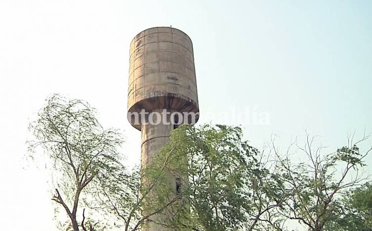 El tanque de agua de Adelina Centro, en Chapeaurouge y Vélez Sarsfield. (Foto: Municipalidad de Santo Tomé)