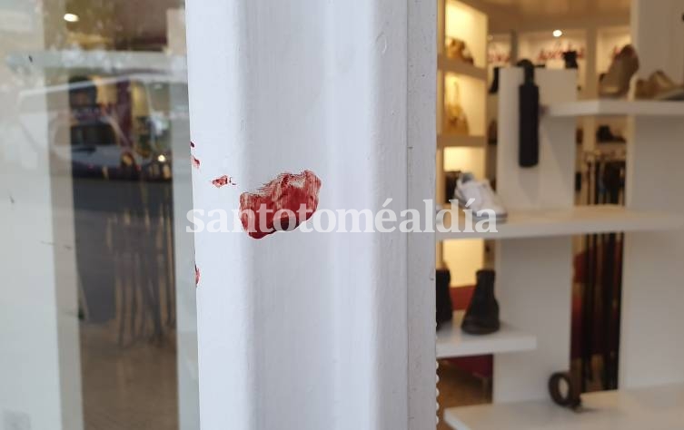 Uno de los rastros de sangre de los delincuentes que quedó en el local. (Foto: santotomealdia)