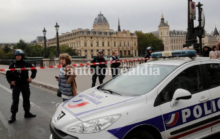 Un hombre asesinó a cuchillazos a cuatro oficiales en la sede central de la policía de París