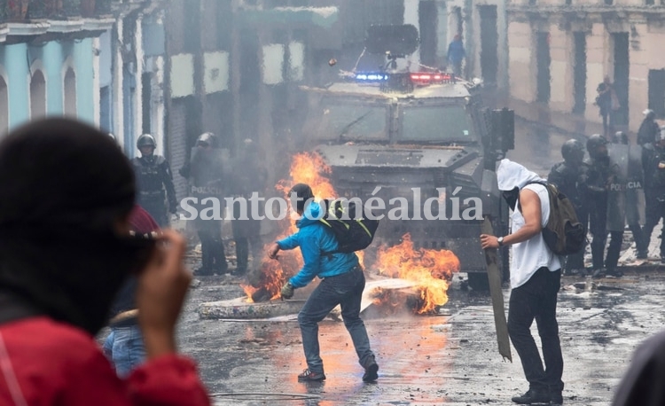 Decenas de heridos y casi 300 manifestantes detenidos tras una jornada de disturbios en Ecuador