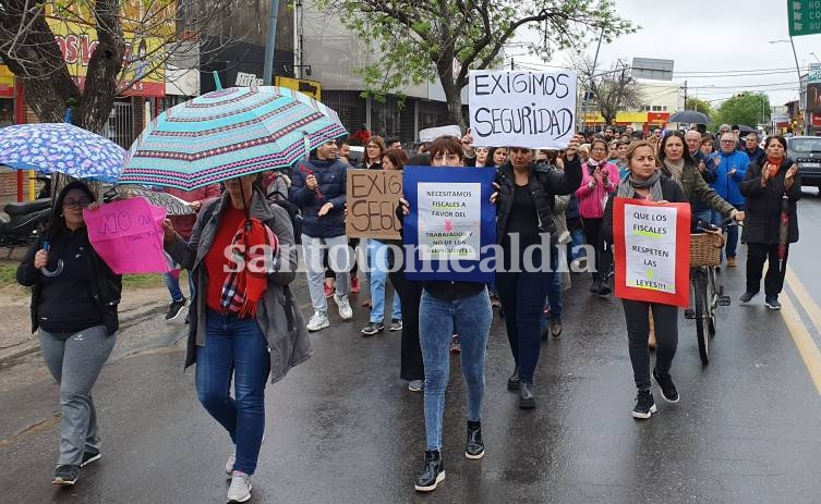 Pese al mal tiempo, muchos vecinos y comerciantes se sumaron al reclamo. (Foto: santotomealdia)