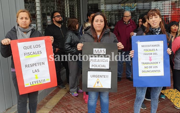 Carteles con consignas, en la previa de la movilización. (Foto: santotomealdia)