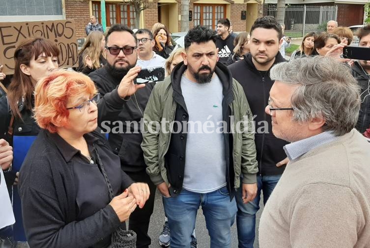 Comerciantes dialogan con el secretario de Gobierno del Municipio. (Foto: santotomealdia)