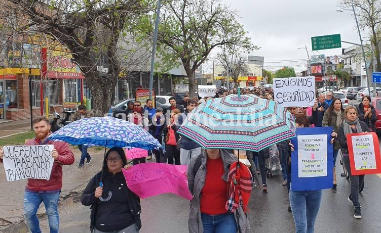 Pese al mal tiempo, muchos vecinos y comerciantes se sumaron a la marcha. (Foto: santotomealdia)