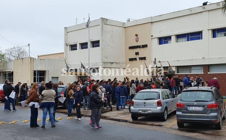 Durante la reunión en la intendencia, muchas personas aguardaron frente a la sede de la Municipalidad. (Foto: santotomealdia)